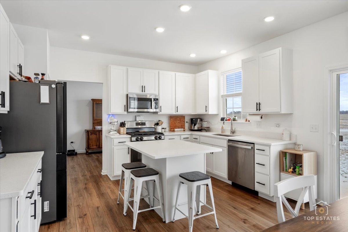 1457 Collins Drive, Elburn, IL 60119