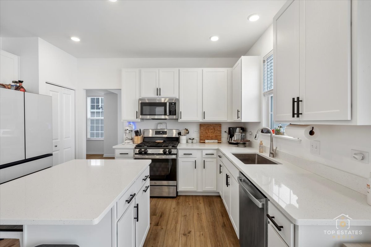 1457 Collins Drive, Elburn, IL 60119