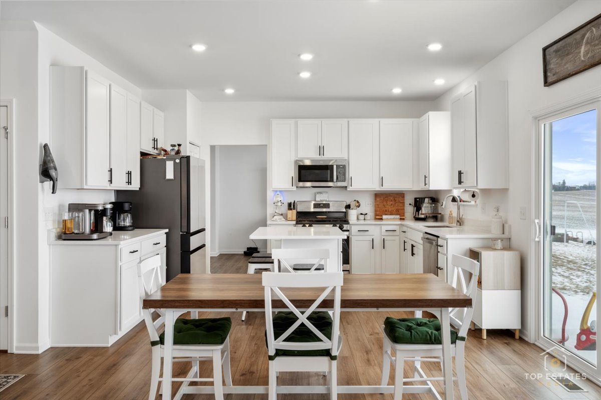 1457 Collins Drive, Elburn, IL 60119