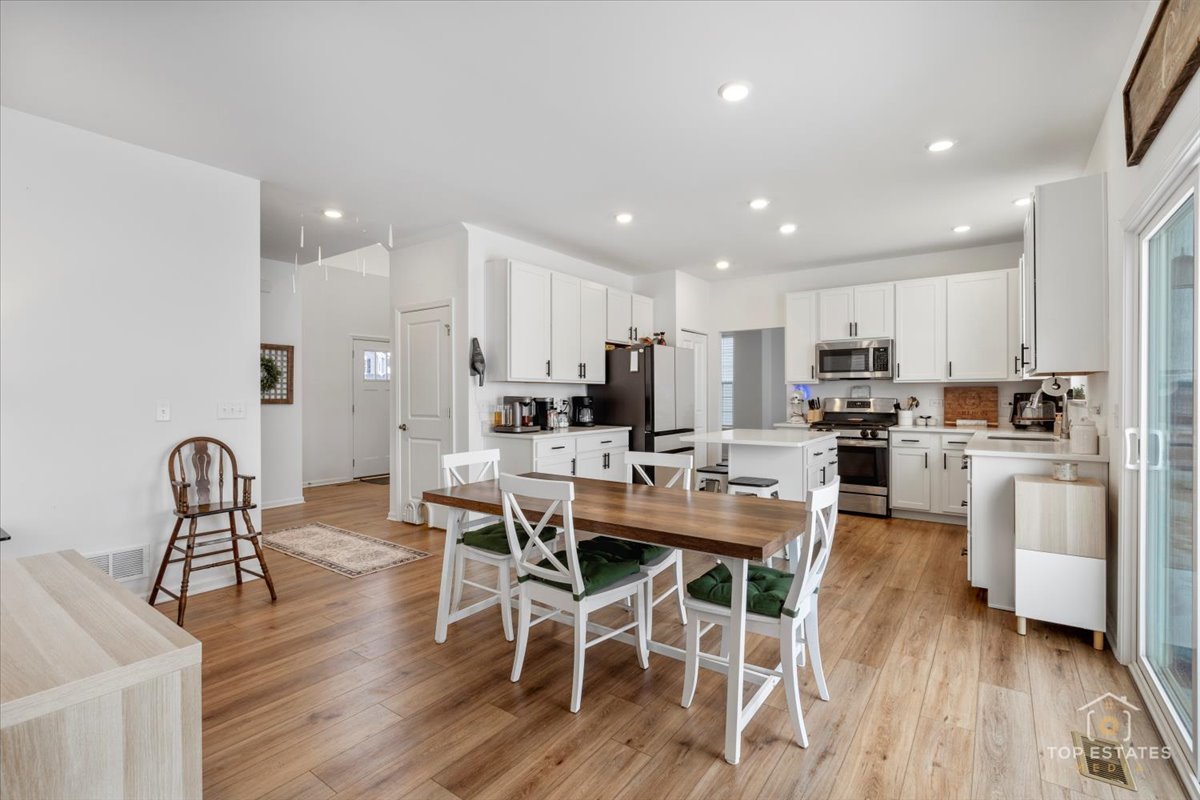 1457 Collins Drive, Elburn, IL 60119