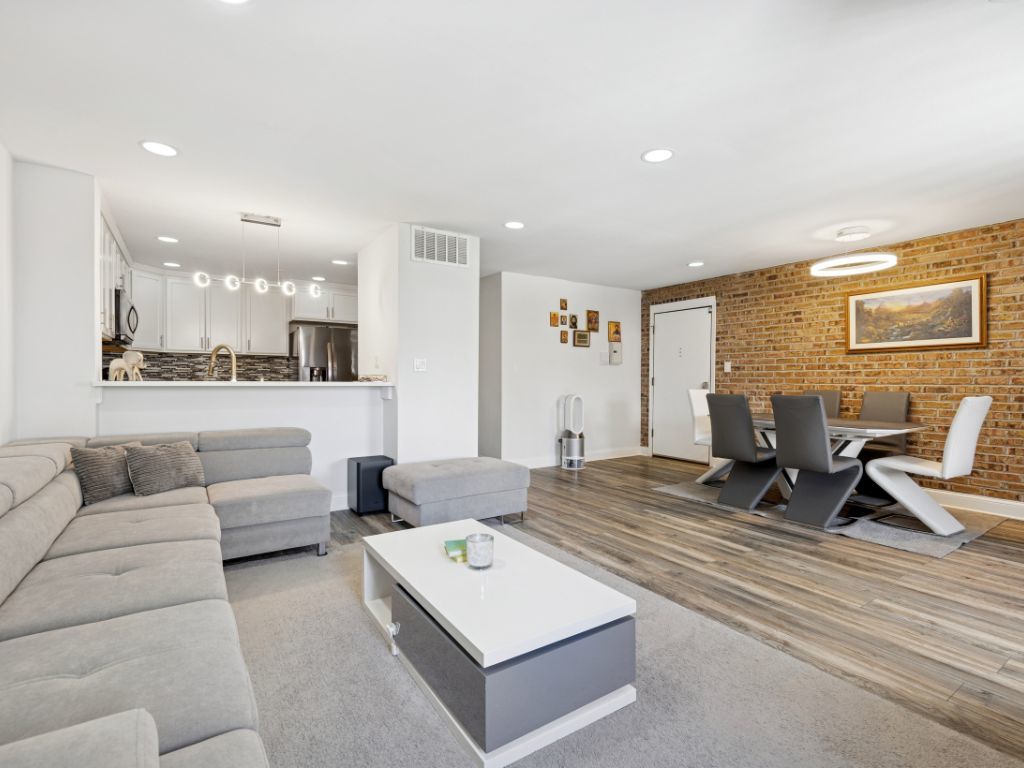 320 Sheridan Drive #2C, Willowbrook, IL 60527