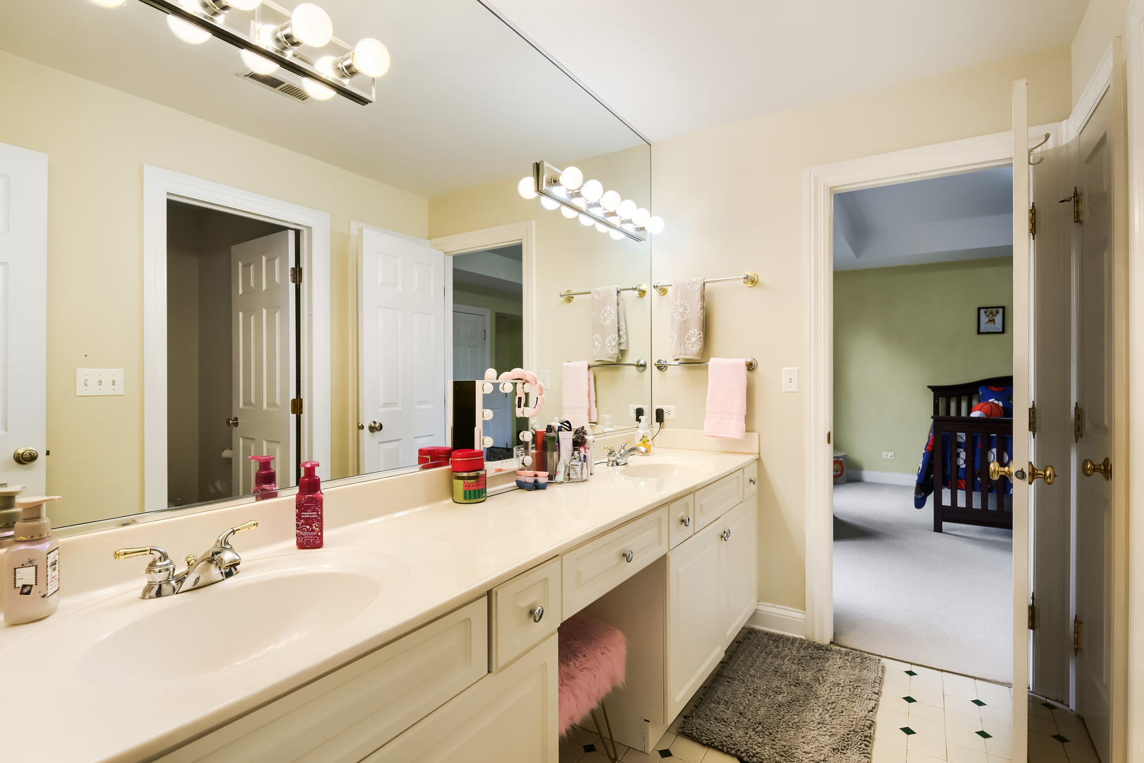 56 Ridgefield Lane, Willowbrook, IL 60527