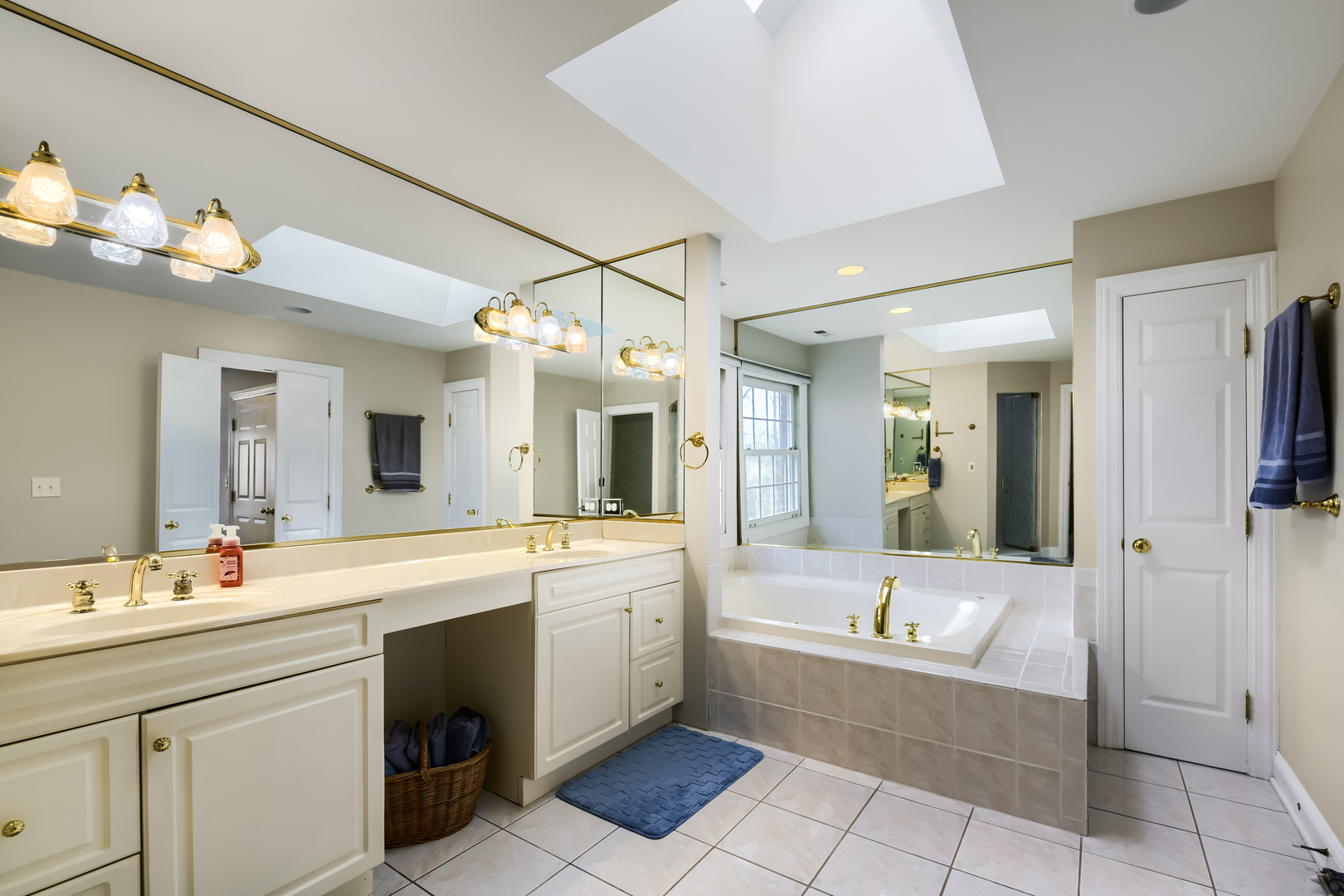 56 Ridgefield Lane, Willowbrook, IL 60527