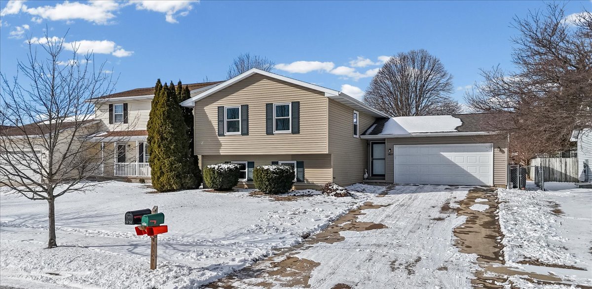 2823 Rutherford Drive, Bloomington, IL 61705