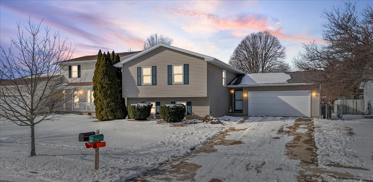 2823 Rutherford Drive, Bloomington, IL 61705