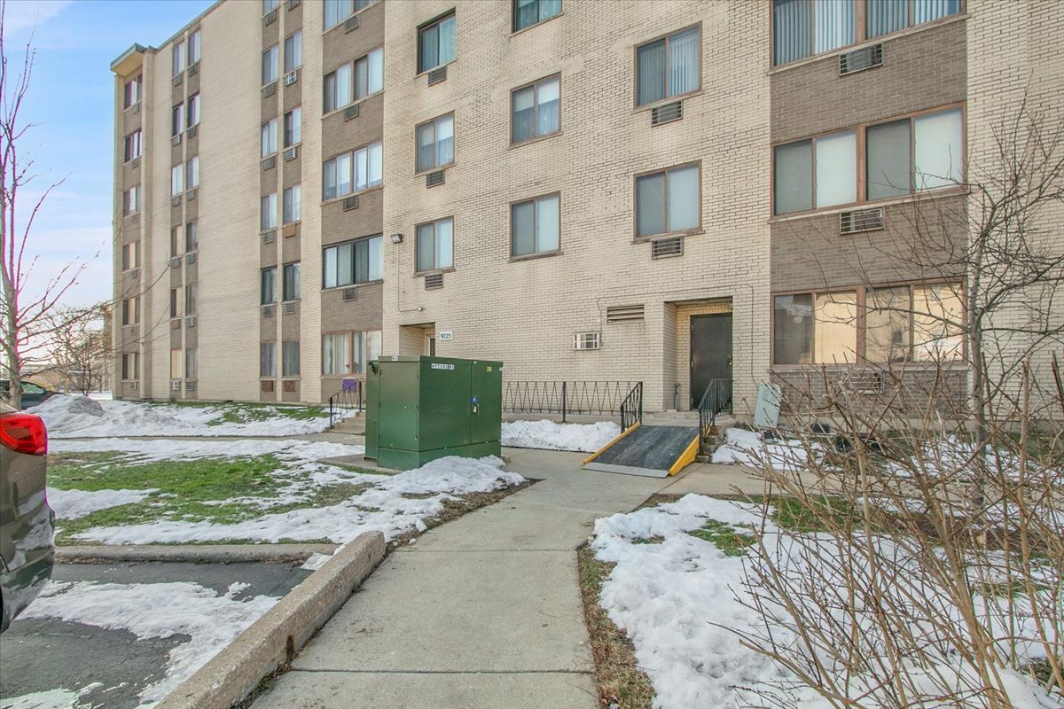9725 S Karlov Avenue #305, Oak Lawn, IL 60453