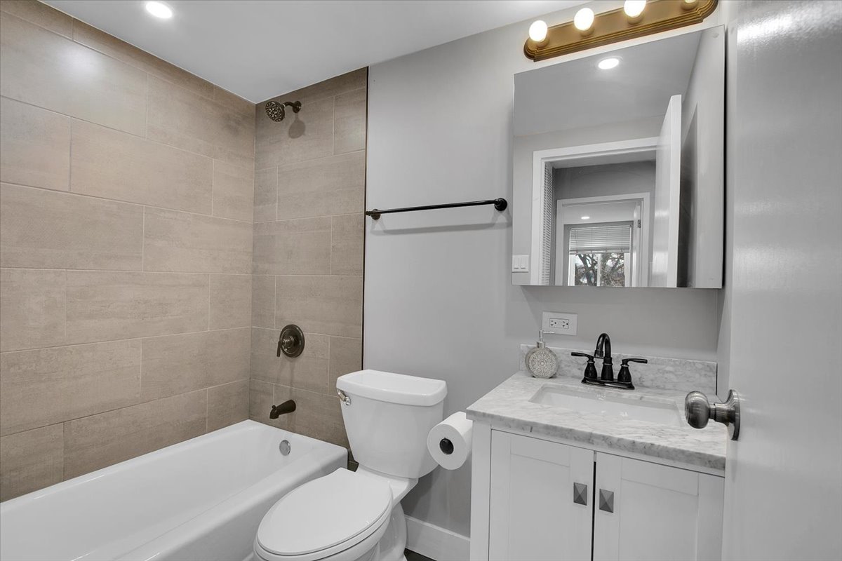 9725 S Karlov Avenue #305, Oak Lawn, IL 60453