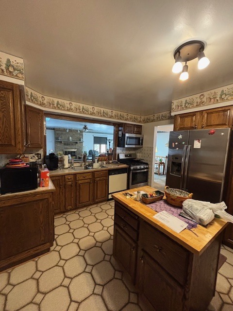 151 Rose Tree Lane, Lindenhurst, IL 60046