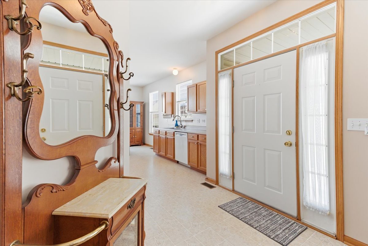 8 E Hague Drive, Antioch, IL 60002