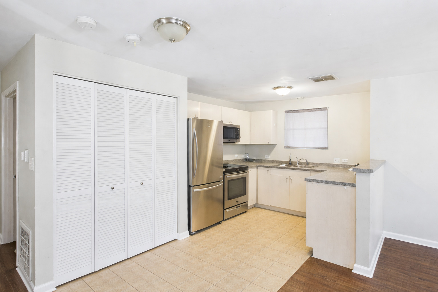 1415 E 71st Place, Chicago, IL 60619