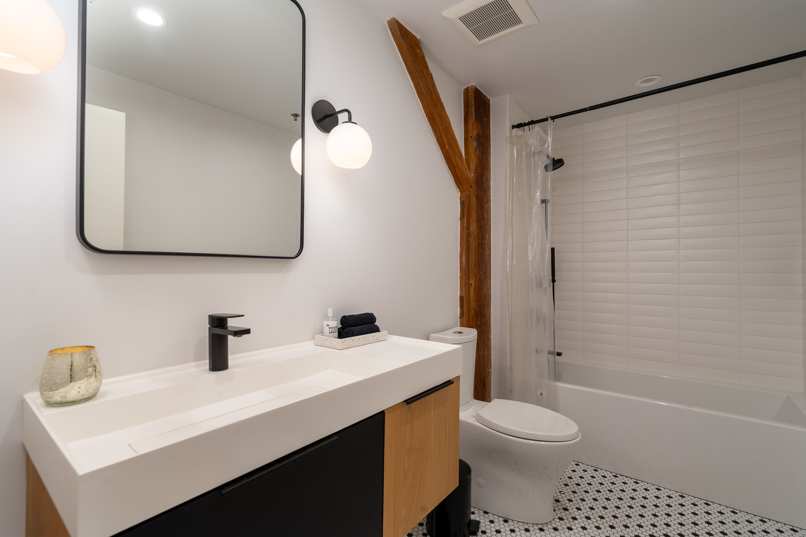 520 W Huron Street #211, Chicago, IL 60654