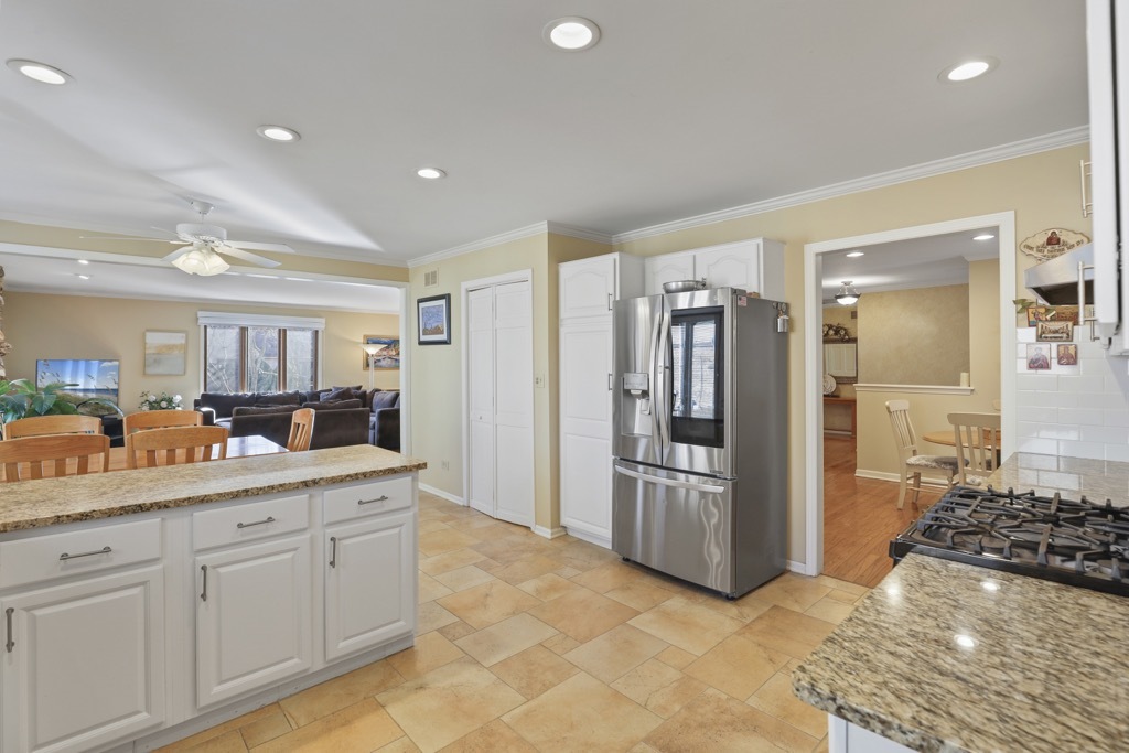 1227 N Ashley Lane, Addison, IL 60101