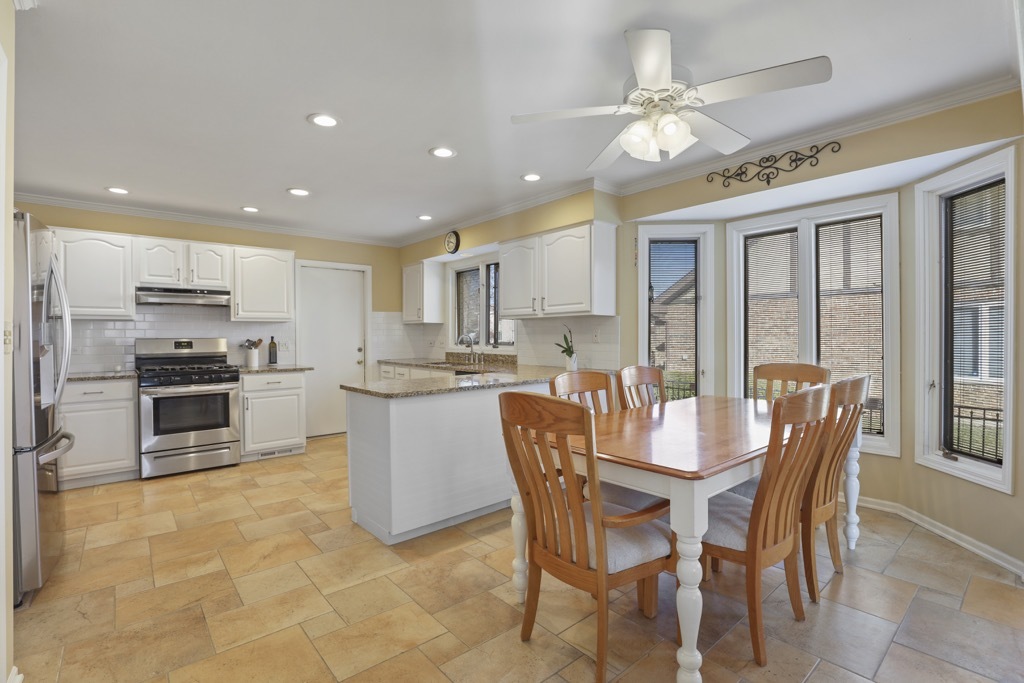 1227 N Ashley Lane, Addison, IL 60101