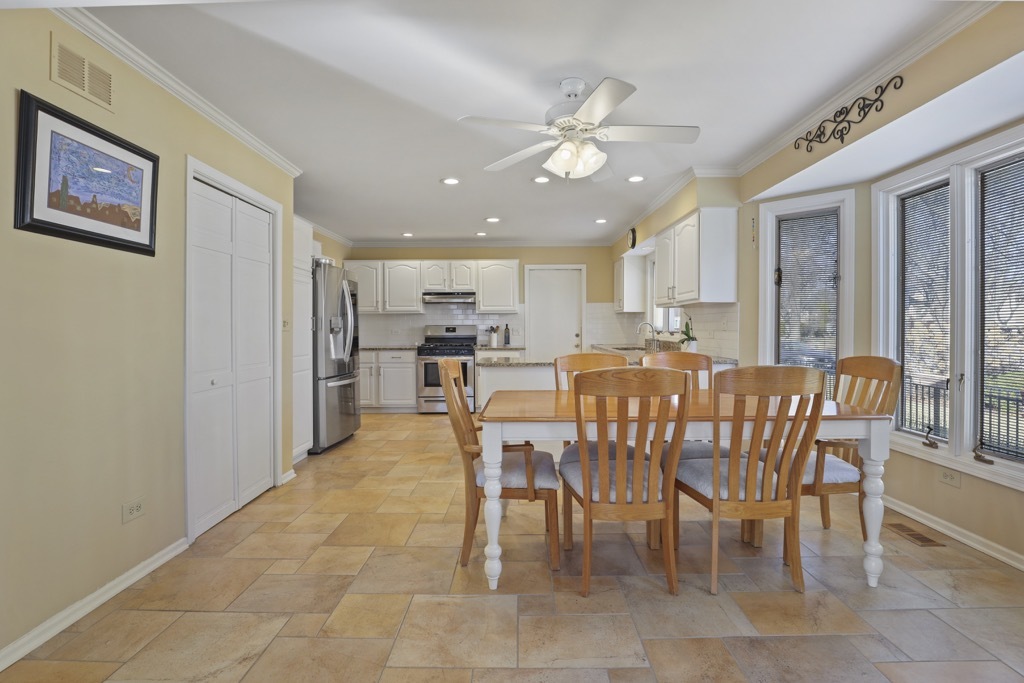 1227 N Ashley Lane, Addison, IL 60101