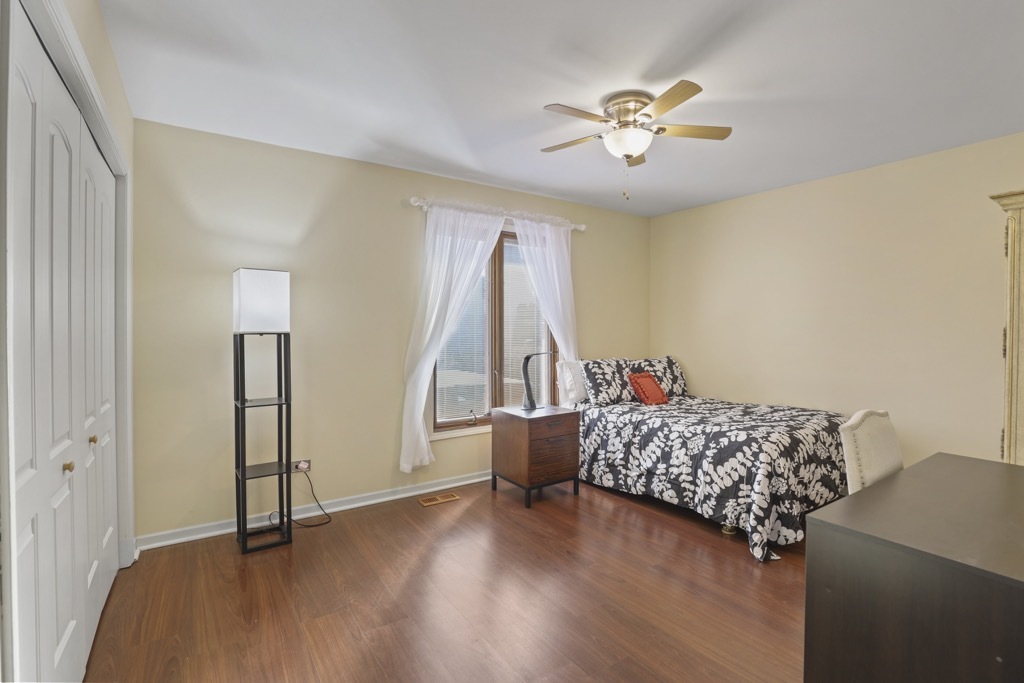 1227 N Ashley Lane, Addison, IL 60101