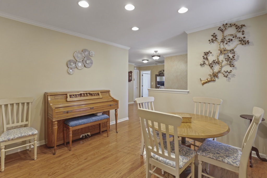 1227 N Ashley Lane, Addison, IL 60101