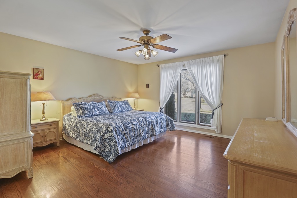 1227 N Ashley Lane, Addison, IL 60101