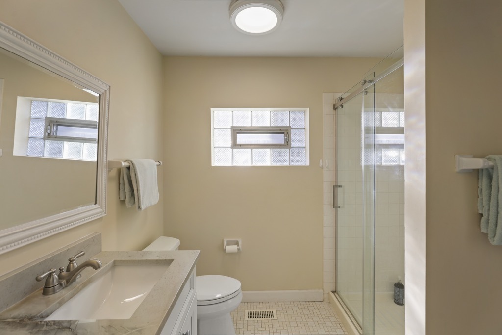 1227 N Ashley Lane, Addison, IL 60101