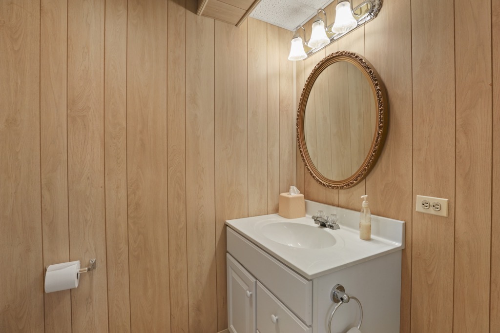 1227 N Ashley Lane, Addison, IL 60101