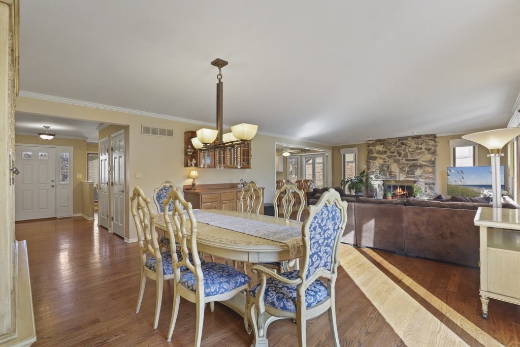 1227 N Ashley Lane, Addison, IL 60101