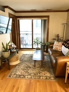 512 W Barry Avenue #206, Chicago, IL 60657