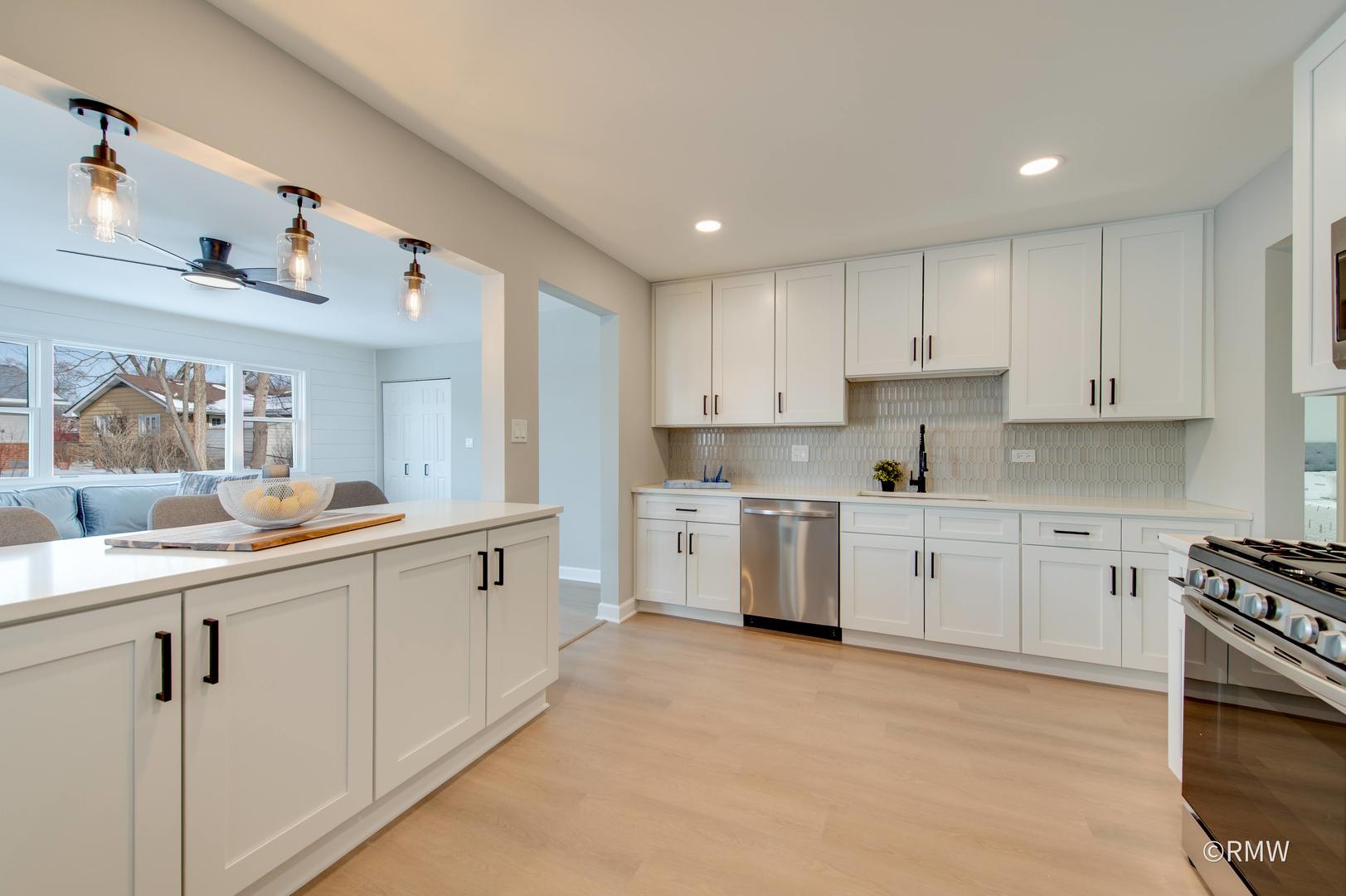 502 Oakton Street, Elk Grove Village, IL 60007