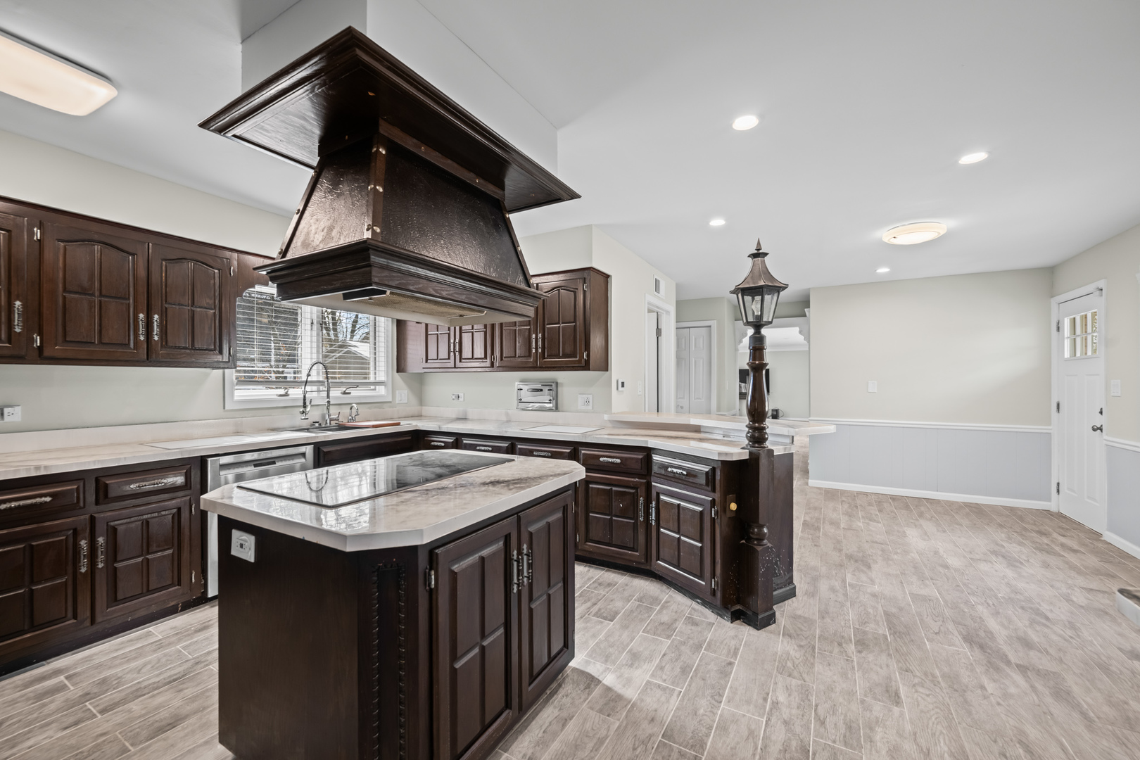 1130 N STRATFORD Road, Arlington Heights, IL 60004