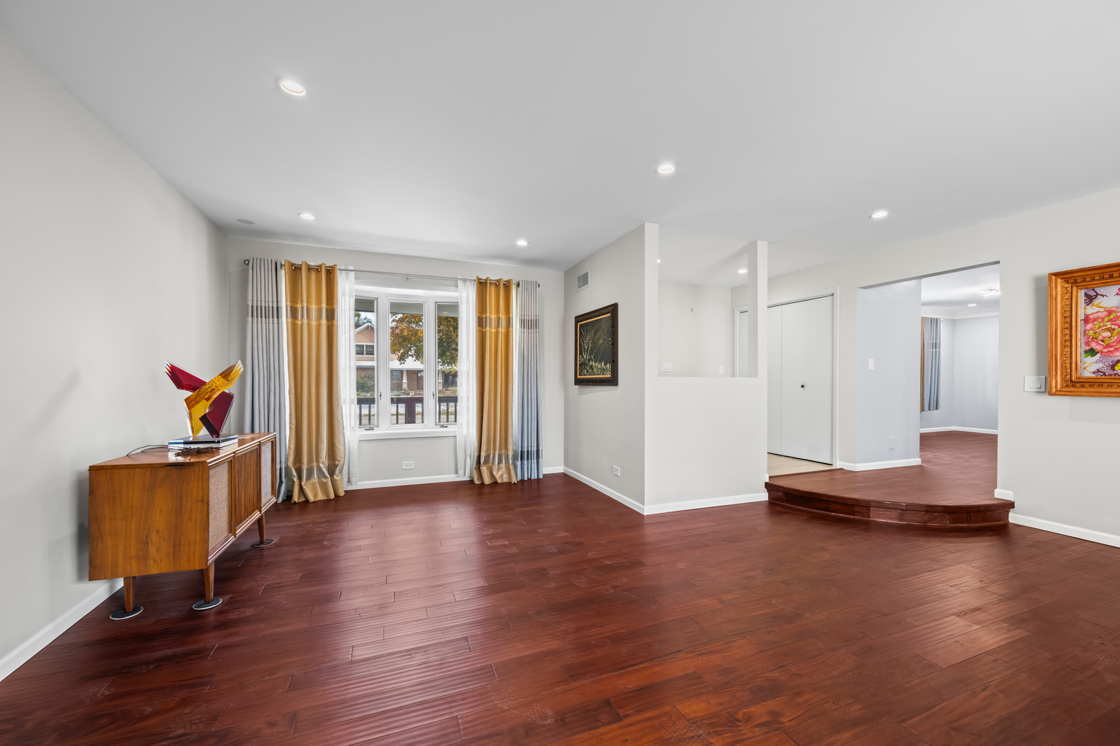 1130 N STRATFORD Road, Arlington Heights, IL 60004