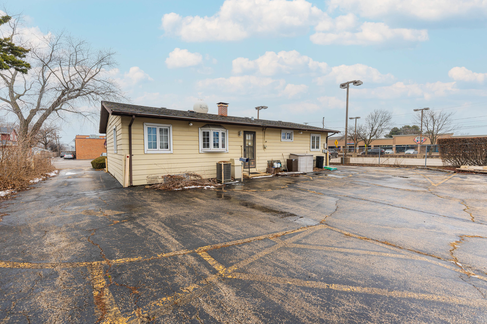 205 Pinecroft Drive, Roselle, IL 60172