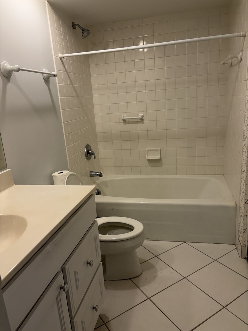 101 Lake Hinsdale Drive #205, Willowbrook, IL 60527