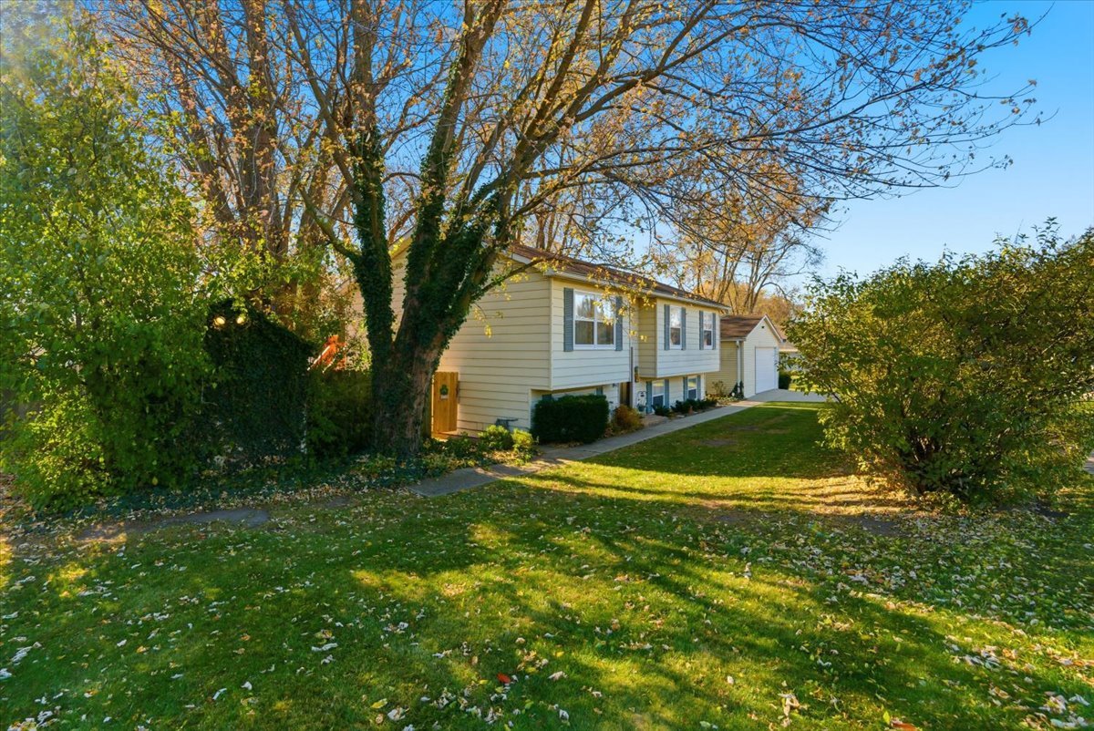 121 E Clarendon Drive, Round Lake Beach, IL 60073