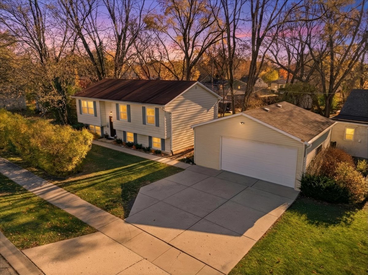 121 E Clarendon Drive, Round Lake Beach, IL 60073