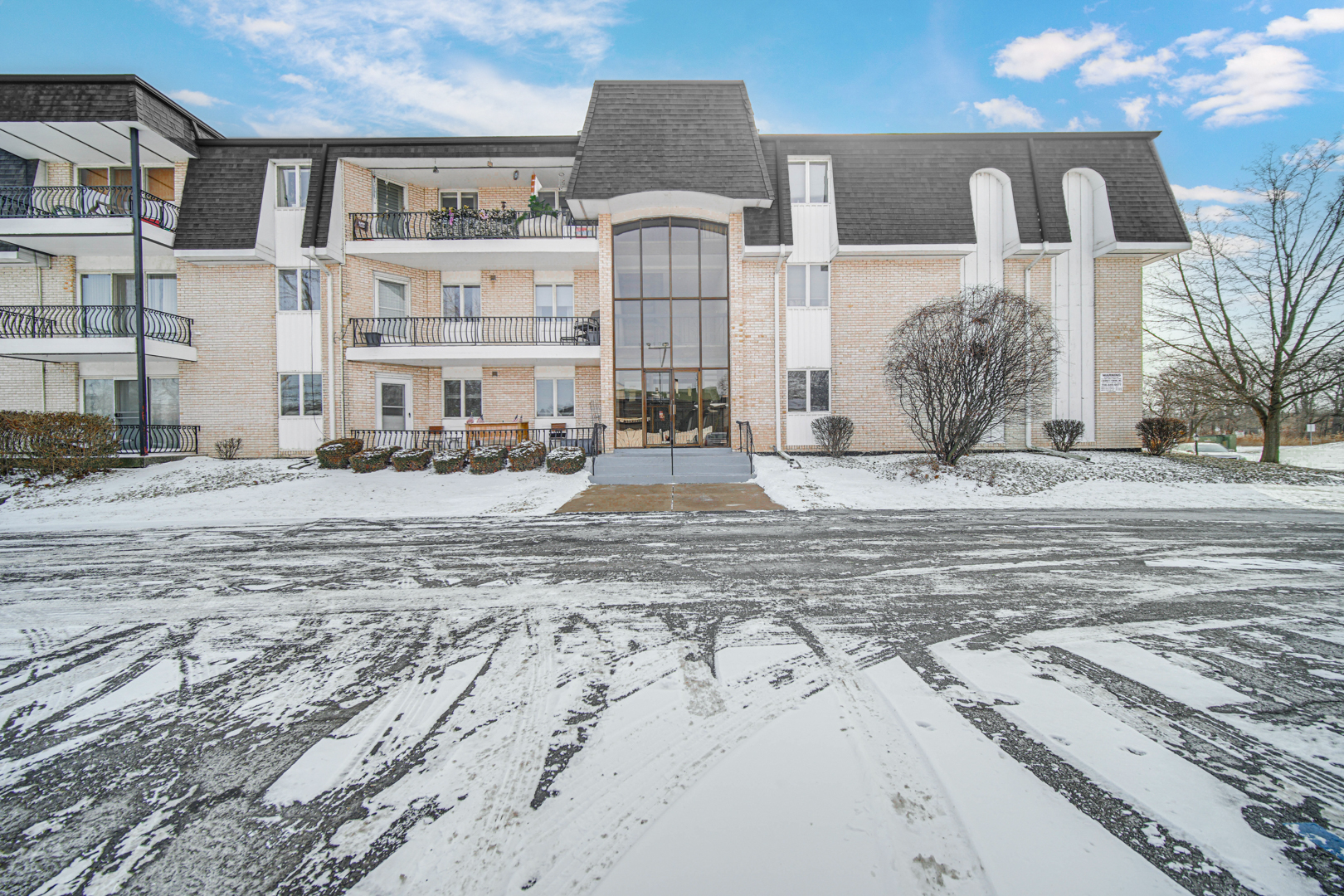 18559 Escanaba Avenue #201, Lansing, IL 60438