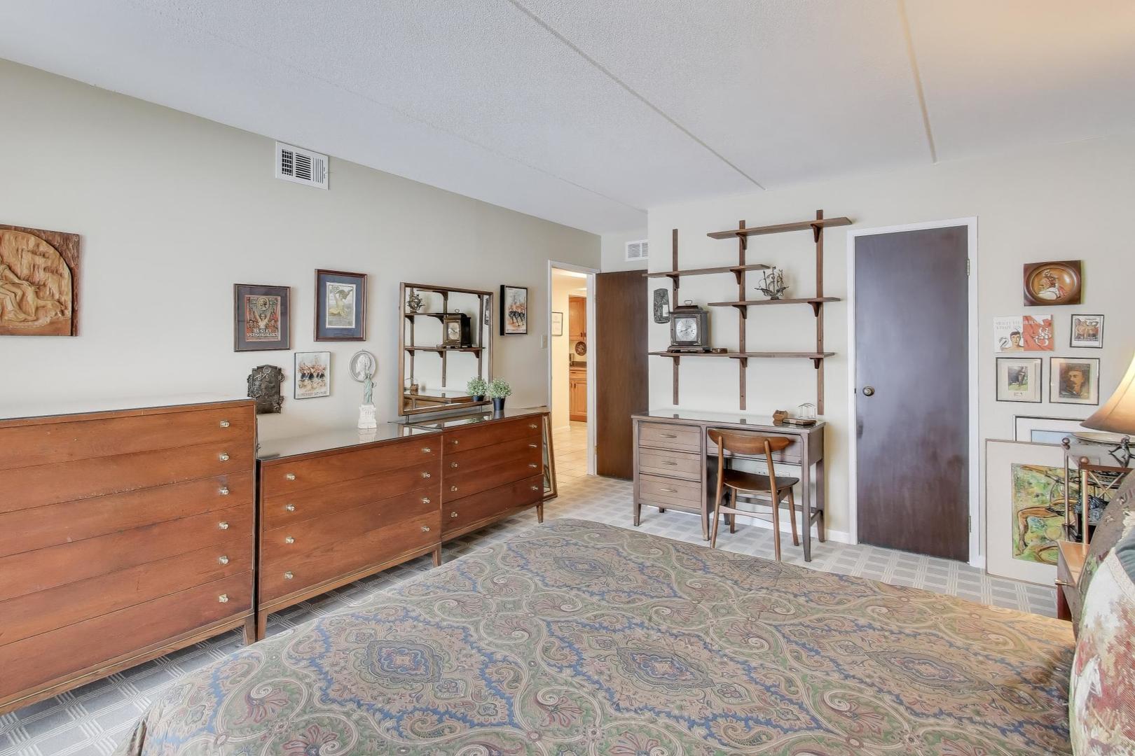 512 Redondo Drive #107, Downers Grove, IL 60516