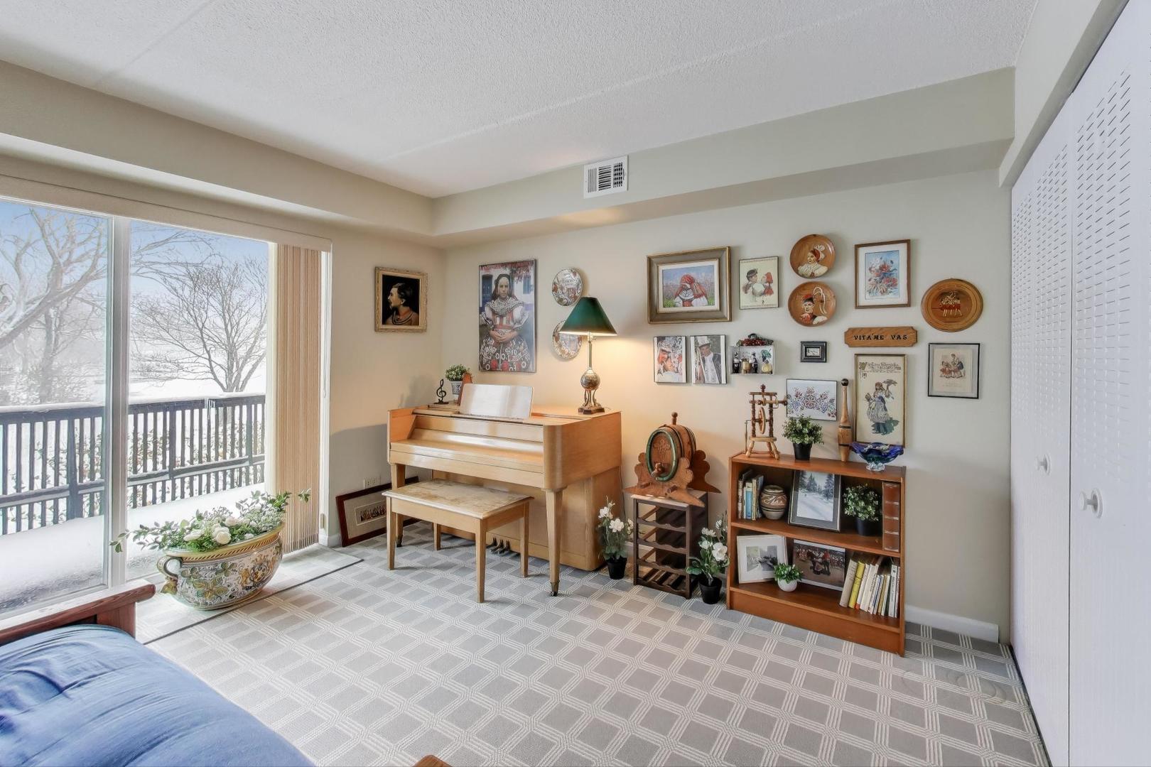 512 Redondo Drive #107, Downers Grove, IL 60516