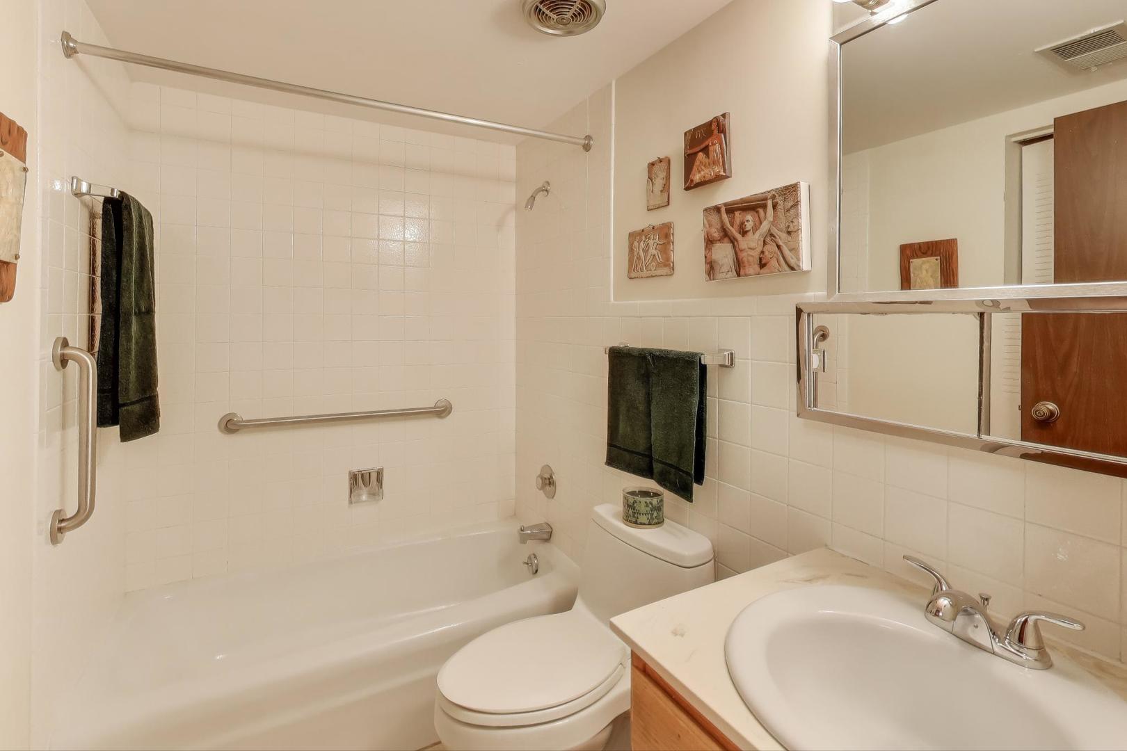 512 Redondo Drive #107, Downers Grove, IL 60516