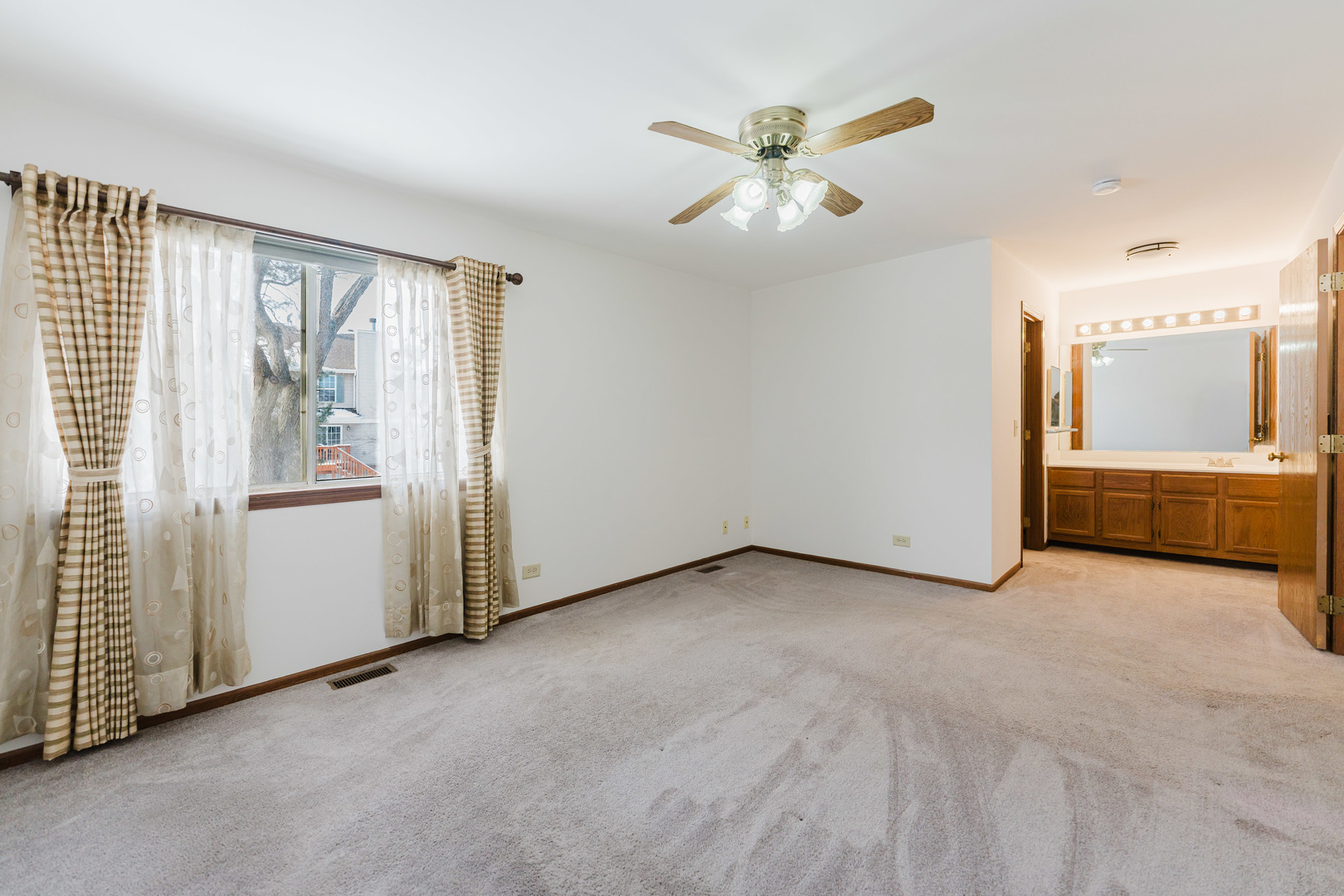 122 Brittany Drive, Streamwood, IL 60107