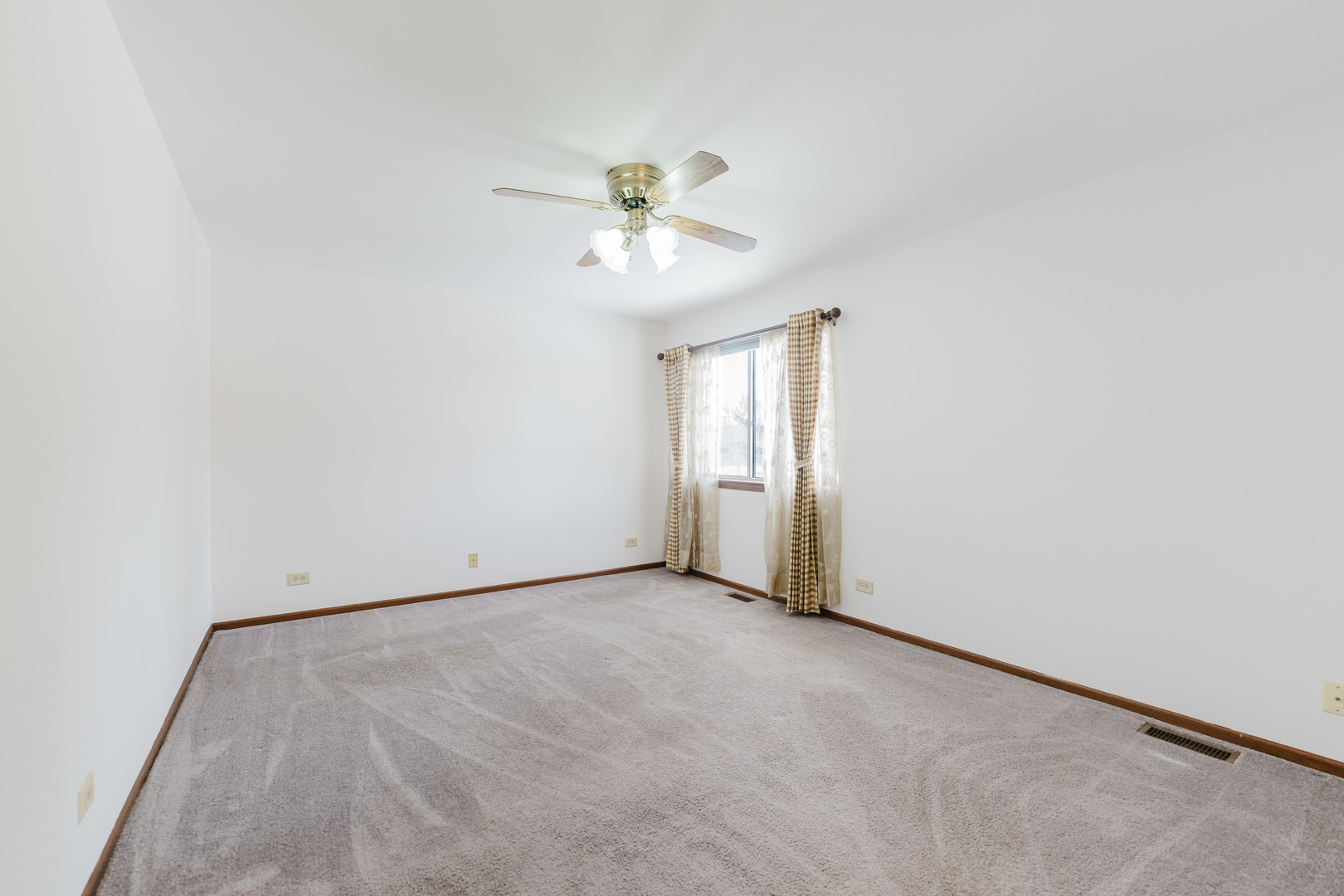 122 Brittany Drive, Streamwood, IL 60107