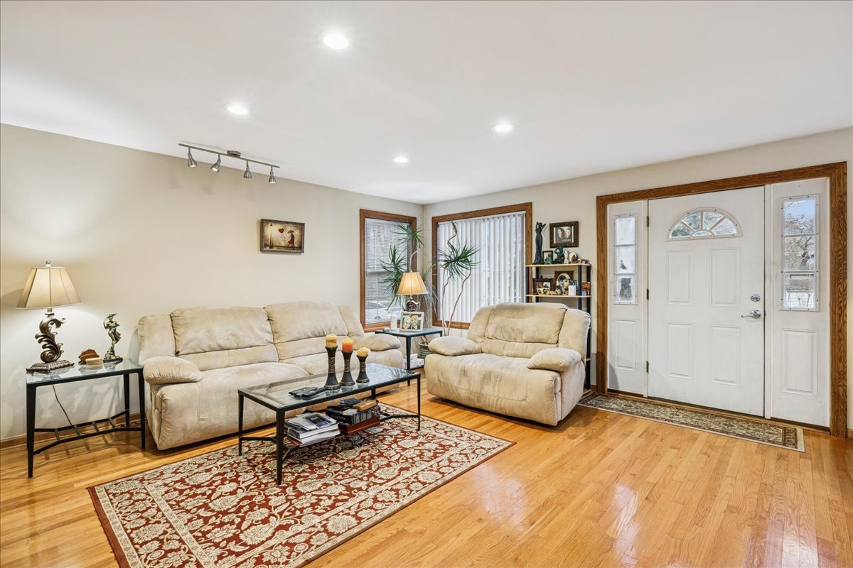 35 Tremont Road, Fox Lake, IL 60020