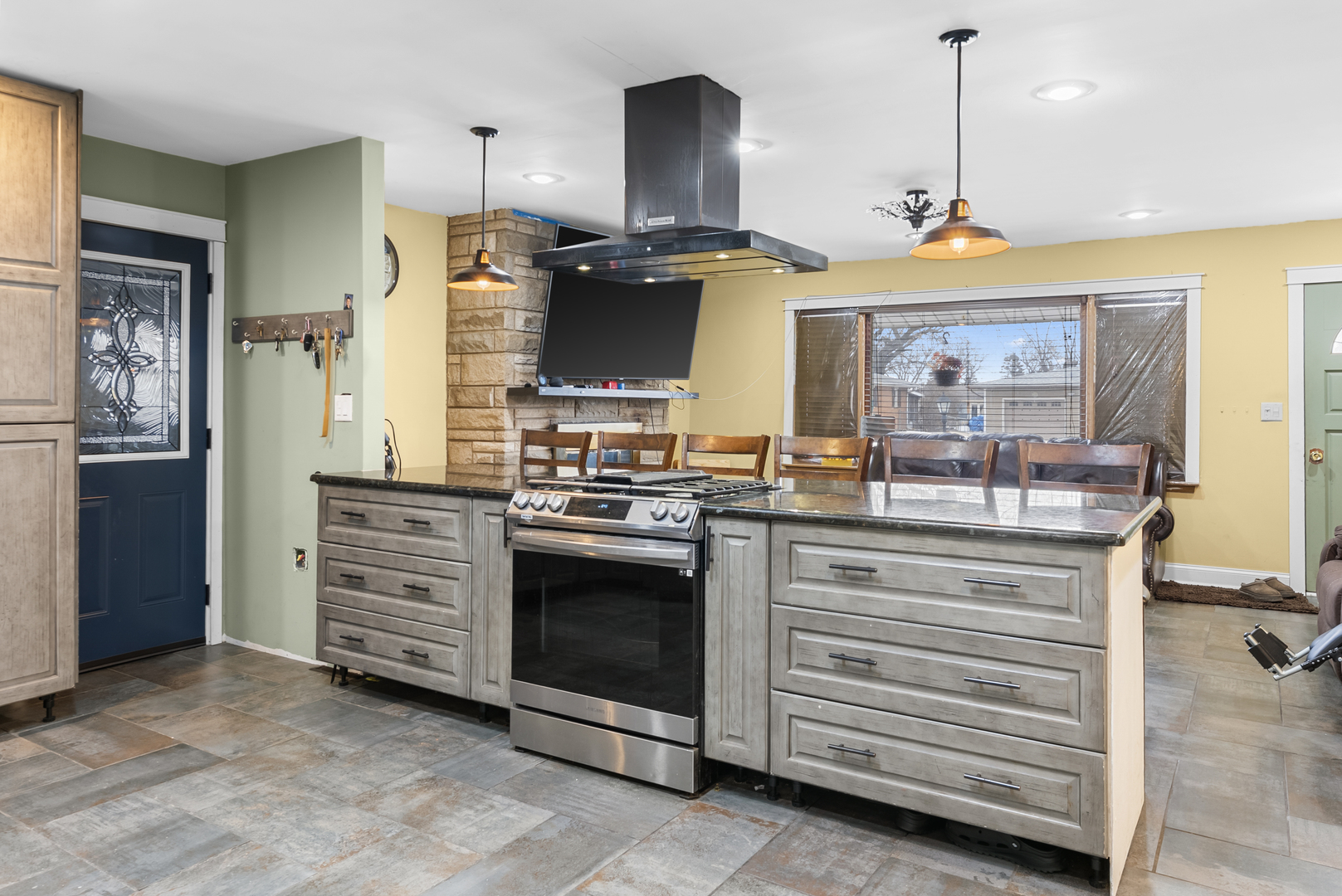 1325 Amber Drive, Montgomery, IL 60538