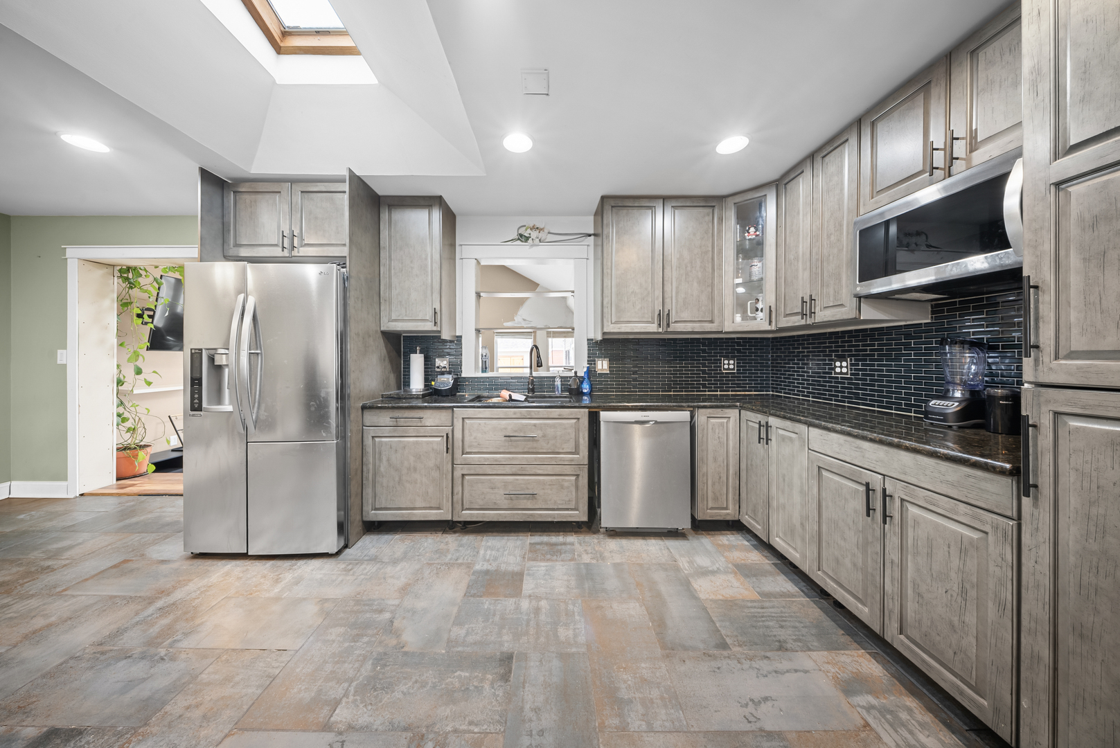 1325 Amber Drive, Montgomery, IL 60538