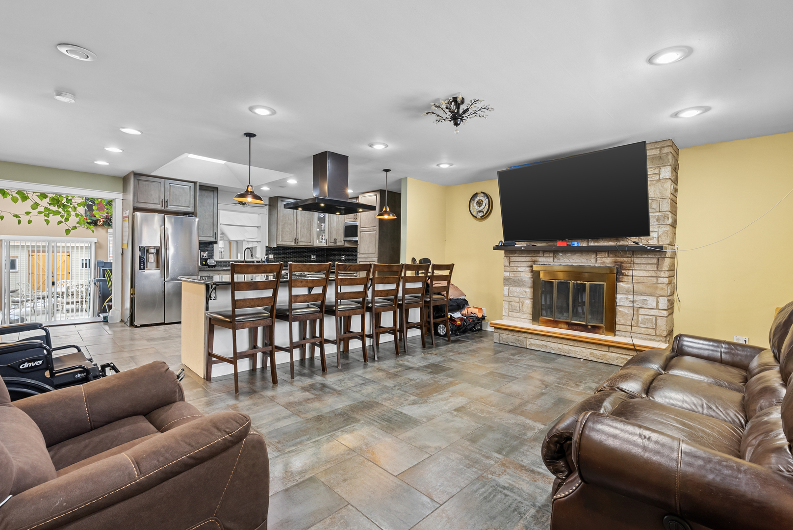 1325 Amber Drive, Montgomery, IL 60538