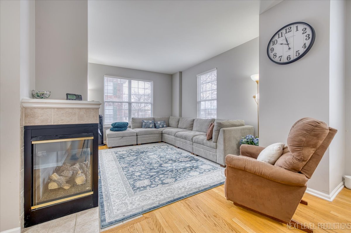 172 N East River Road #L, Des Plaines, IL 60016