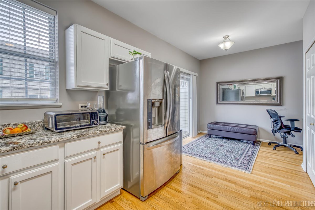 172 N East River Road #L, Des Plaines, IL 60016