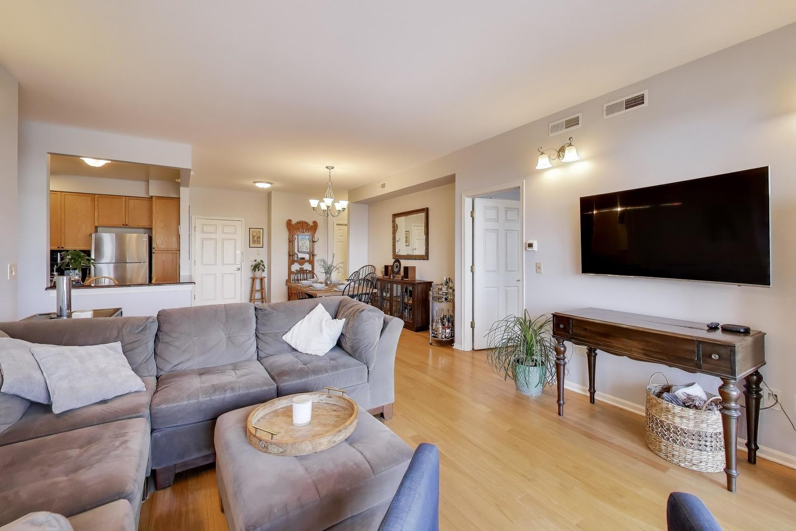 6815 N MILWAUKEE Avenue #707, Niles, IL 60714