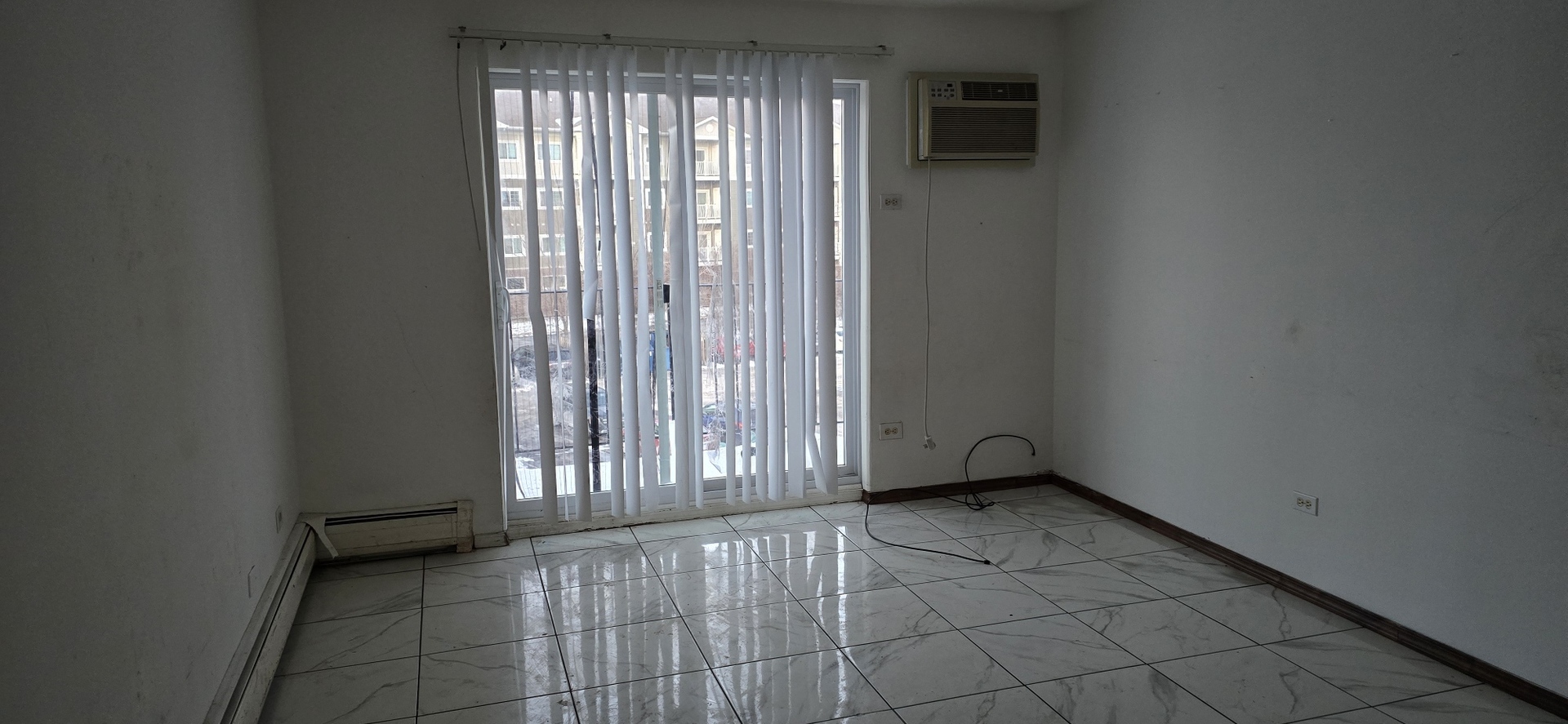 212 Shorewood Drive #2B, Glendale Heights, IL 60139