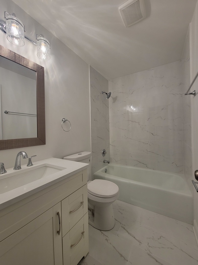 1 Oak Creek Drive #1308, Buffalo Grove, IL 60089