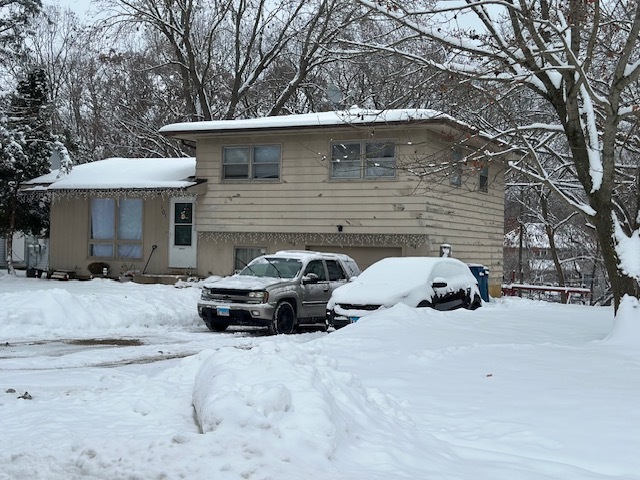 101 Castlewood Drive, Carpentersville, IL 60110