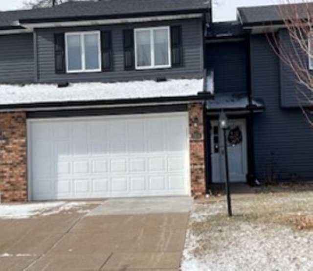 5954 Crow Valley Park Drive, Davenport, IA 52807