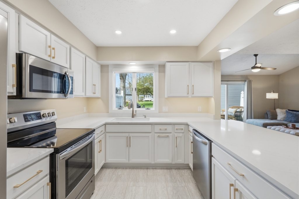 5954 Crow Valley Park Drive #9, Davenport, IA 52807